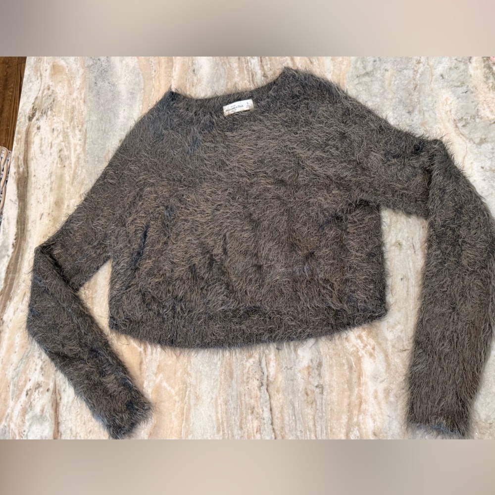 Women’s ABERCROMBIE & FITCH soft fuzzy cropped grey sweater- Size small - Picture 3 of 8